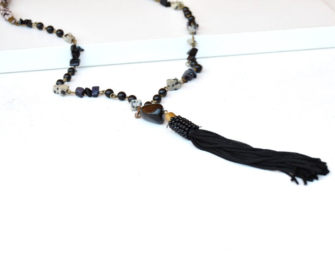 Collar boho largo de abalorios con borla negre, collar de piedras naturales jaspe dálmata, joyería de moda para mujer estilo boho chic