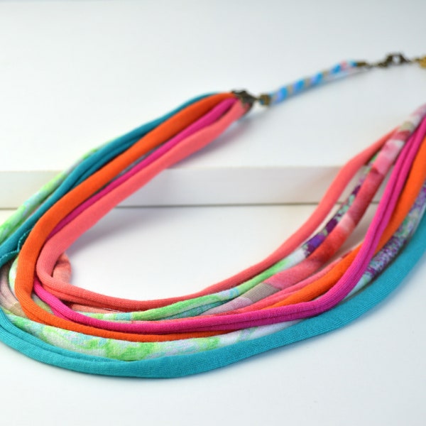 collier trapillo multicolore, collier de bandes de tissu coloré, collier de style ethnique très coloré, collier de textile multicolore