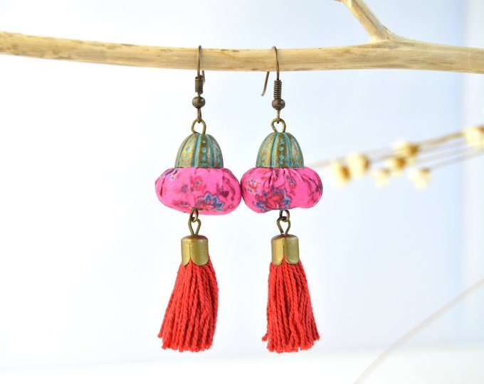 Pendientes bohemios color rojo fucsia, pendientes estilo boho hechos a mano de colores, originales pendientes artesanales