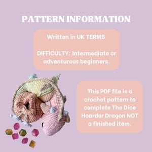 K&ouml;nnte beinhalten: Ein H&auml;kelmuster f&uuml;r einen W&uuml;rfelhortenden Drachen, ein rosa und gr&uuml;ner geh&auml;kelter Drache mit einem Haufen W&uuml;rfel davor. Das Muster ist in britischen Begriffen geschrieben und f&uuml;r fortgeschrittene oder abenteuerlustige Anf&auml;nger geeignet.