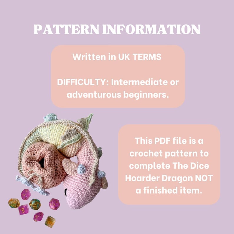 K&ouml;nnte beinhalten: Ein H&auml;kelmuster f&uuml;r einen W&uuml;rfelhortenden Drachen, ein rosa und gr&uuml;ner geh&auml;kelter Drache mit einem Haufen W&uuml;rfel davor. Das Muster ist in britischen Begriffen geschrieben und f&uuml;r fortgeschrittene oder abenteuerlustige Anf&auml;nger geeignet.