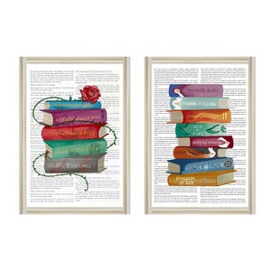 Könnte beinhalten: Zwei gerahmte Drucke mit Stapeln farbiger Bücher. Einer zeigt fünf Bücher mit einer Rose und einer Ranke. Der andere zeigt sieben Bücher mit Titeln wie "Throne of Glass". Die Drucke sind vor einem Hintergrund aus gedrucktem Text.