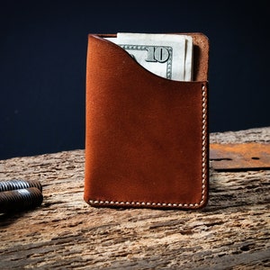 Beste heren lederen portemonnee, lichtbruin gegraveerde kaarthouder, minimalistische mannen lederen zakje, gepersonaliseerde portemonnee cadeau voor hem.