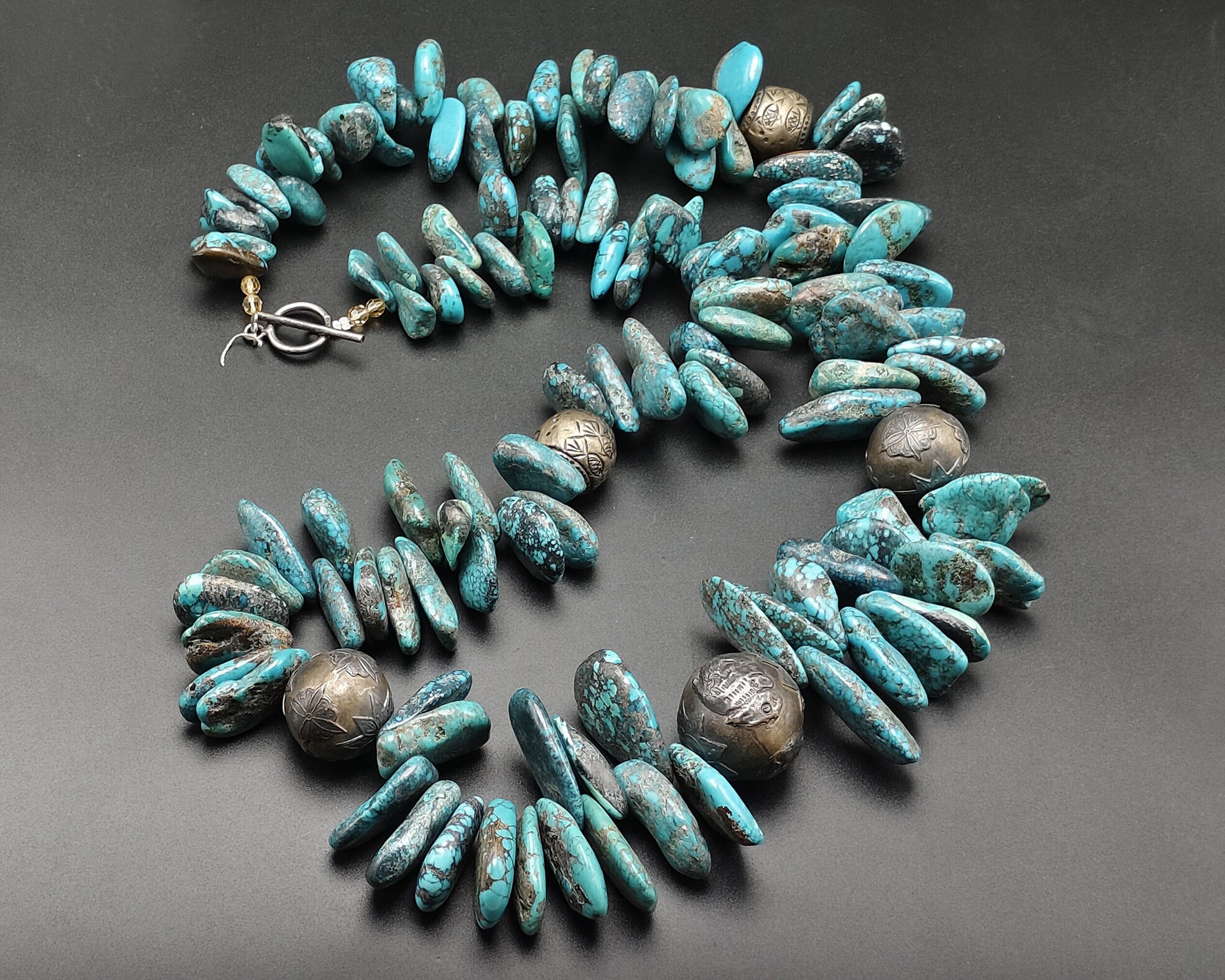 トライバルグリーンターコイズチップネックレス：ヴィンテージシルバー