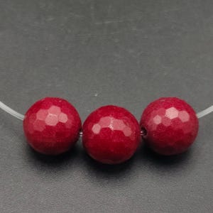 Losnummer 3: Rote Rubin-Kugelperlen, facettiert, geschnitzt, CP1337c