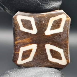 Very Rare Old Pumtek Tic Tak Toe DESIGN Real Fossil Wood Flat Bead CP1325c