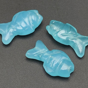 Lot 3 Vackra Aquablå Genomskinliga Handsnidade Tropiska FISKpärlor #CP1065c