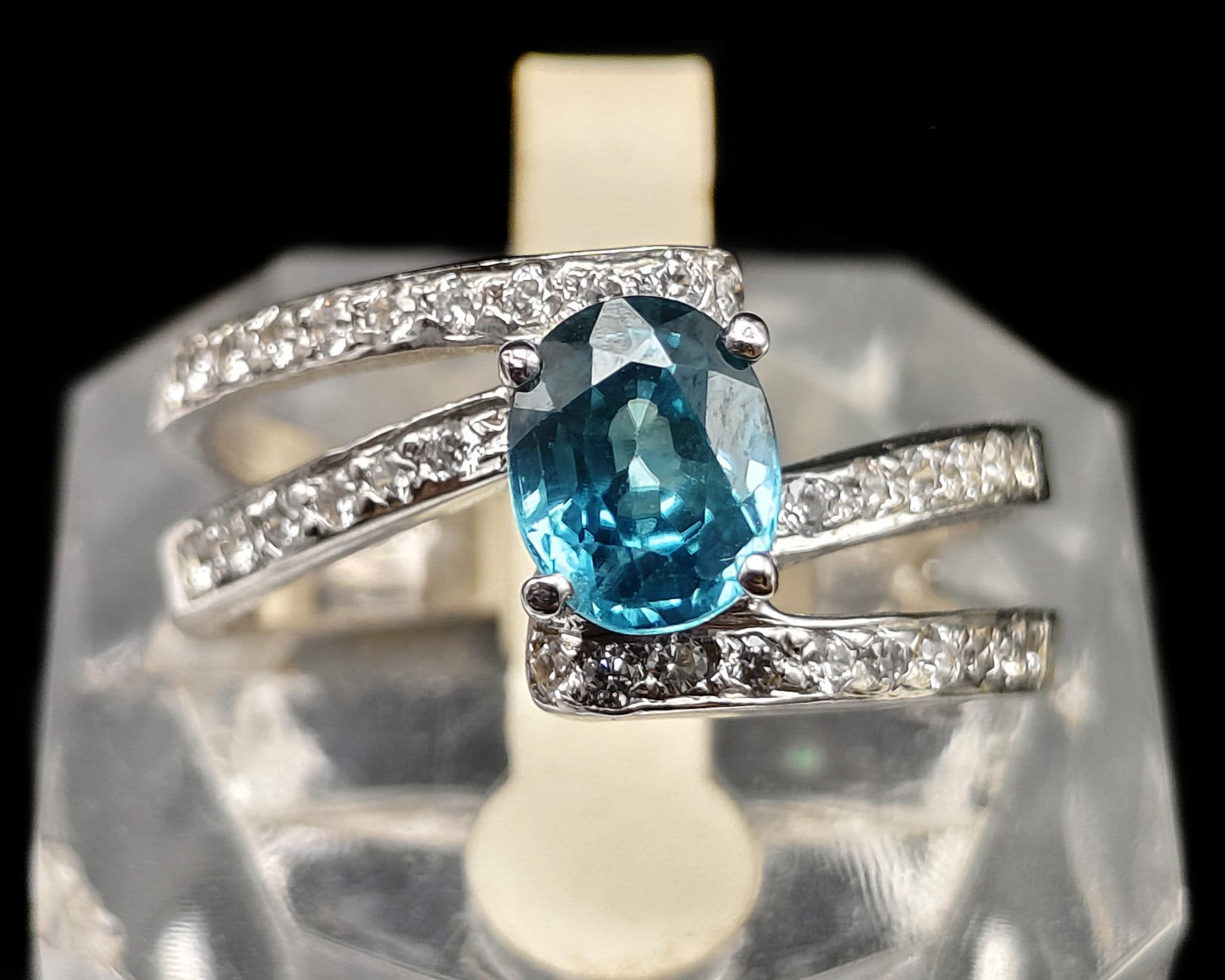 エレガントな本物のブルートパーズ宝石彫刻ダイヤモンド2ライン