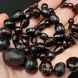 Collana con filo singolo di perle rotonde a forma di pera in pietra granata rossa naturale antica #CP426