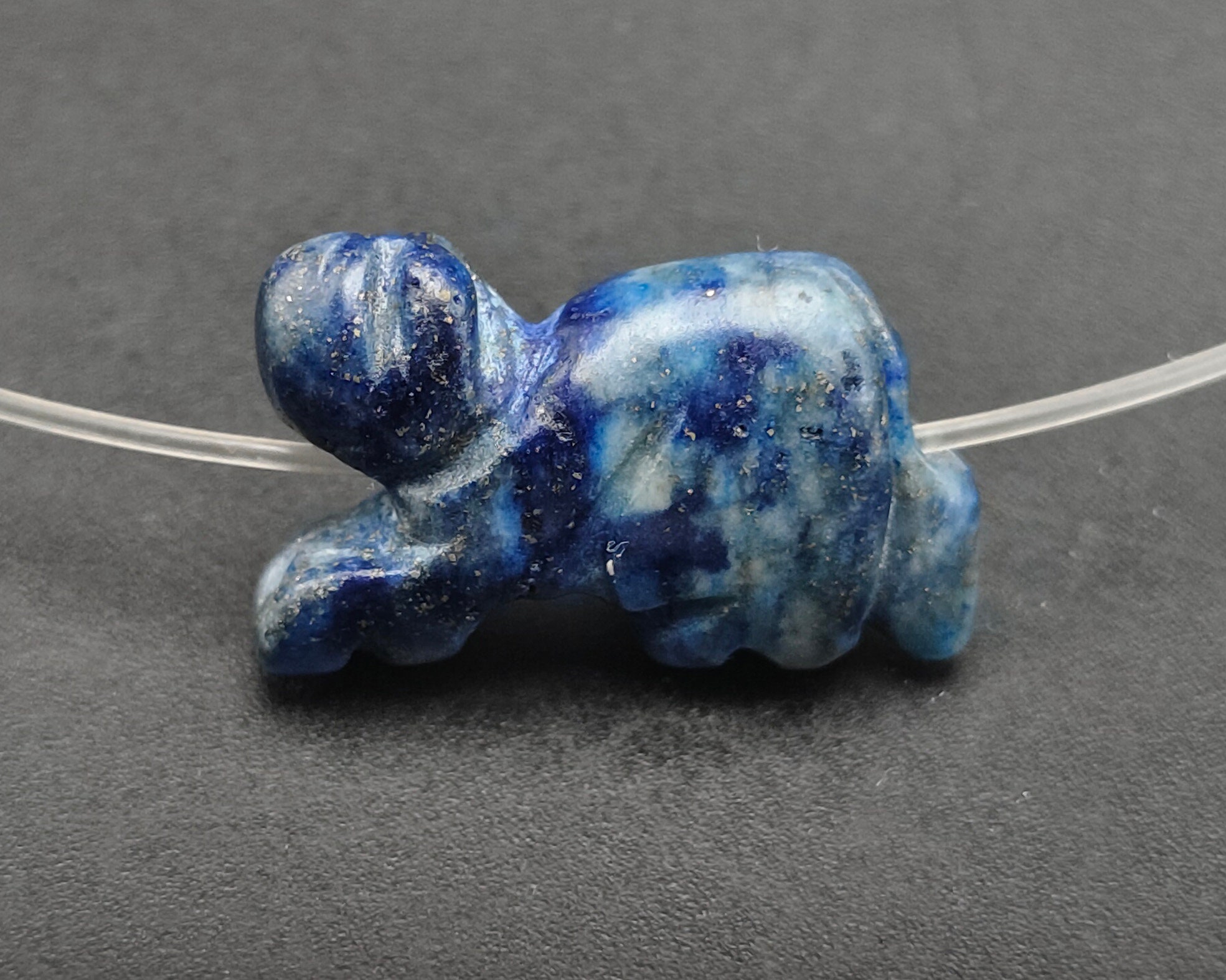 非常に希少なエジプトのファラオの墓のラピスラズリ石彫刻の虎ビーズ