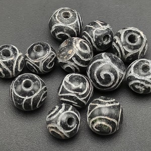 Lot 12 Baktriska Mönster Svarta Stensfärpärlor Dekorerade #CP1157