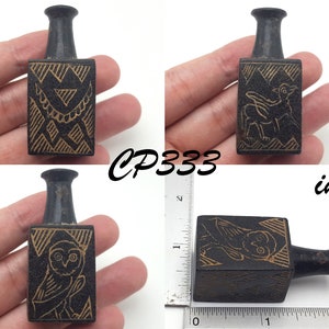 Peut inclure: Trois bouchons de bouteille en céramique noire avec des motifs dorés. Les bouchons présentent un motif géométrique, une créature mythique et un hibou. Les bouchons mesurent environ 2,5 cm de haut.