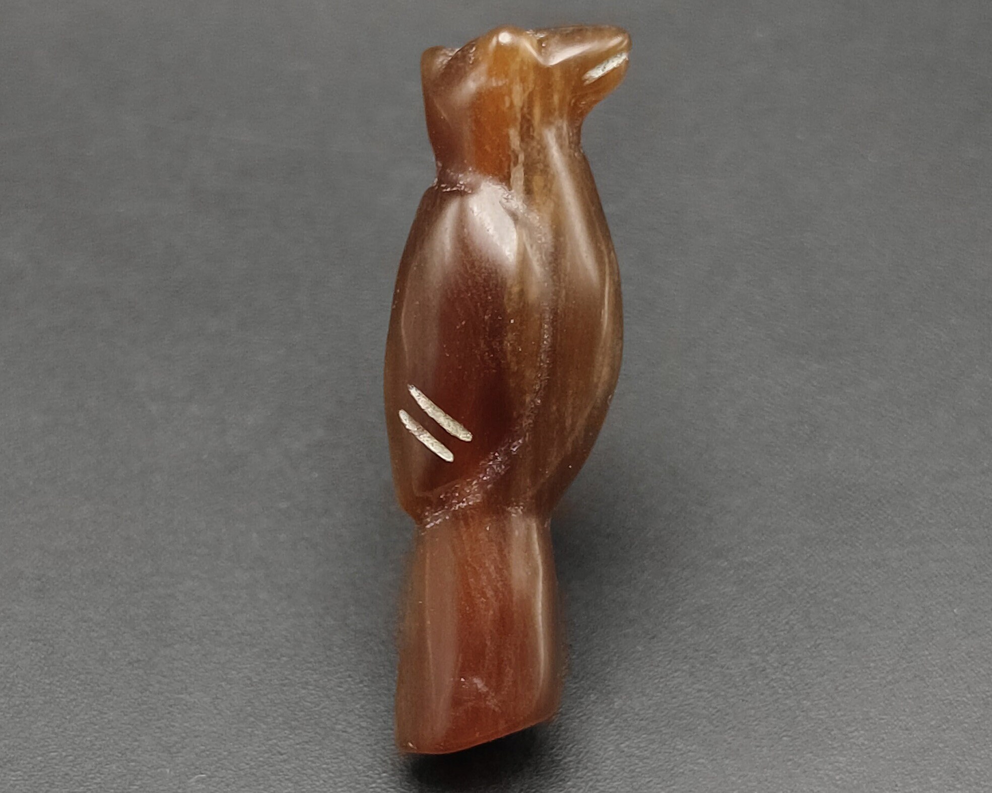 希少なPYU文化スタイルの縞模様の瑪瑙石彫刻のオウム鳥ビーズ #CP1149