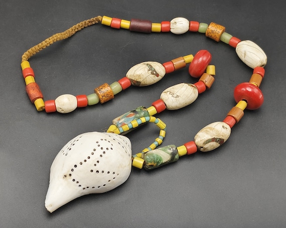 Beautiful Vintage Navajo Tubed Yellow Shell Lapis Native American Necklace Old Beautiful Vintage Navajo Tubed Yellow Shell Lapis Native American Necklace Old