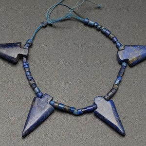 Braccialetto con perline di freccia intagliate in lapislazzuli blu naturale in stile romano antico #CP1218c