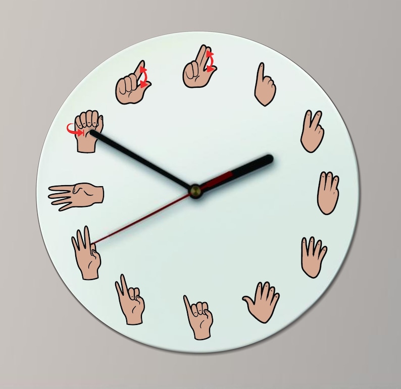 Pu&ograve; includere: Un orologio bianco con lancette nere e una lancetta dei secondi rossa. Il quadrante dell'orologio presenta diversi gesti delle mani che rappresentano i numeri da 1 a 12.