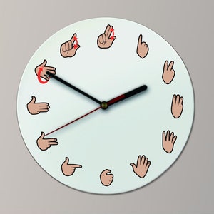 Pu&ograve; includere: Un quadrante di orologio bianco con lancette nere e accenti rossi. Il quadrante dell'orologio presenta dodici gesti delle mani che rappresentano i numeri da 1 a 12.