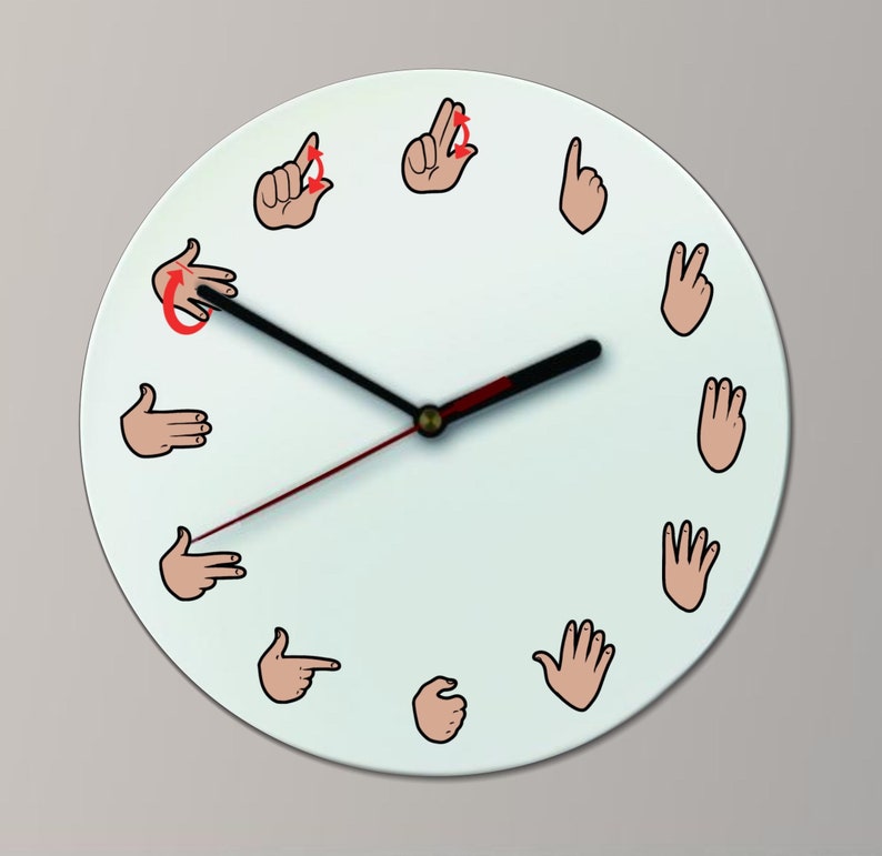 Pu&ograve; includere: Un quadrante di orologio bianco con lancette nere e accenti rossi. Il quadrante dell'orologio presenta dodici gesti delle mani che rappresentano i numeri da 1 a 12.