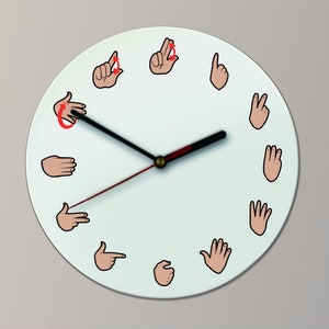 Pu&ograve; includere: Un quadrante di orologio bianco con lancette nere e accenti rossi. I numeri sono rappresentati da gesti delle mani, come un pugno per 1, due dita per 2, e cos&igrave; via.
