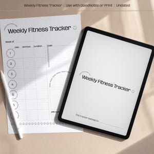 Könnte beinhalten: Ein Fitnesstracker mit dem Text "Weekly Fitness Tracker" auf einem weißen Blatt Papier und einem Tablet. Ein weißer Bleistift liegt auf dem Papier. Das Tablet hat denselben Text. Der Tracker ist undatiert.