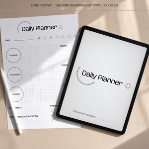 Könnte beinhalten: Ein digitaler Tagesplaner auf einem Tablet und einem bedruckten Blatt. Das Tablet zeigt "Daily Planner" mit einem Smiley. Das bedruckte Blatt hat Abschnitte für Datum, Notizen und Prioritäten. Ein weißer Stift liegt auf dem Papier.