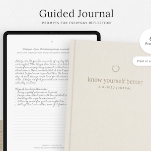 Peut inclure: Un journal guidé beige intitulé "know yourself better" avec le texte "A Guided Journal" et un motif en forme de soleil. Le journal est à côté d'une tablette affichant du texte manuscrit. L'image comprend également le texte "60 Prompts".