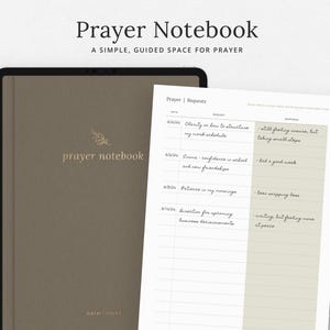 Può includere: Un taccuino di preghiera marrone con il testo "Prayer Notebook" e "A SIMPLE, GUIDED SPACE FOR PRAYER". Il taccuino presenta un motivo a foglia d'oro e le parole "prayer notebook". Una pagina aperta mostra note manoscritte e schede colorate.