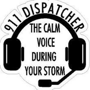 Pode incluir: Ilustração em preto e branco de um fone de ouvido com o texto "911 Dispatcher The Calm Voice During Your Storm".