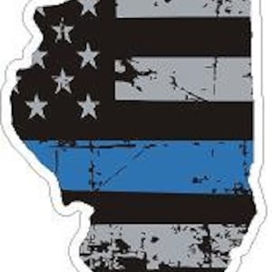 Op de afbeelding: Een verweerd Amerikaans vlagontwerp in zwart en grijs in de vorm van de staat Illinois met een dunne blauwe lijn in het midden.