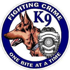 Può includere: Un cerchio blu e bianco con il testo "FIGHTING CRIME K9 ONE BITE AT A TIME". La testa di un pastore tedesco è sul lato sinistro del cerchio, e un distintivo di polizia argentato è sul lato destro.