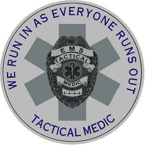 Tactische Medic "We rennen in als iedereen opraakt" Reflecterende Vinyl Sticker Sticker Swat SOL EMT EMS Paramedic Rescue Police Sheriff Deputy