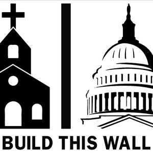 Peut inclure: Illustration en noir et blanc d'une église et du Capitole des États-Unis avec le texte "BUILD THIS WALL" en dessous.