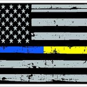 Könnte beinhalten: Eine abgenutzte amerikanische Flagge mit einem dünnen blauen Streifen und einem dünnen gelben Streifen. Die Flagge befindet sich auf einem weißen Hintergrund.