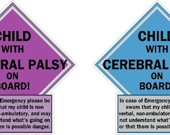 Może przedstawiać: Dwa znaki w kształcie rombu z tekstem "CHILD WITH CEREBRAL PALSY ON BOARD!" czarnymi literami na fioletowym i niebieskim tle. Tekst pod każdym znakiem brzmi: "W przypadku nagłego wypadku, proszę pamiętać, że moje dziecko nie mówi, nie chodzi i może nie rozumieć, co się dzieje lub że istnieje potencjalne zagrożenie."