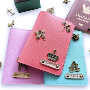 Funda de pasaporte personalizada con nombre y dije, billetera de viaje grabada personalizada, regalo único para pasaporte, porta pasaporte personalizado con monograma.