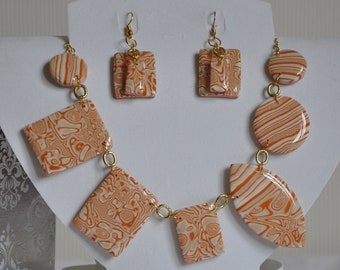 Parure collier et boucles d'oreilles, tons rose vif, cristal (Neuf avec