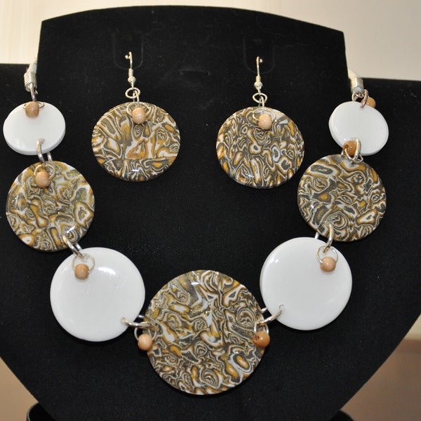 Parure collier et boucles d'oreille