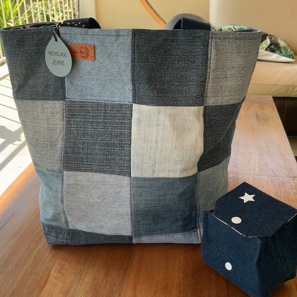 Grand sac en patchwork de jeans recyclés et sa pochette.