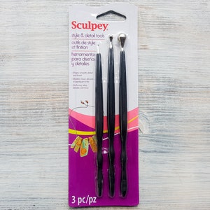 Puede incluir: Un paquete de tres herramientas de estilo y detalle Sculpey negras. Las herramientas est&aacute;n hechas de metal y tienen puntas de diferentes formas. El paquete est&aacute; etiquetado con "Sculpey" y "3 pc/pz".
