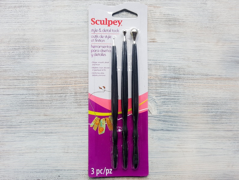 Puede incluir: Un paquete de tres herramientas de estilo y detalle Sculpey negras. Las herramientas est&aacute;n hechas de metal y tienen puntas de diferentes formas. El paquete est&aacute; etiquetado con "Sculpey" y "3 pc/pz".