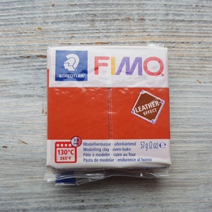 Può includere: Una confezione da 57 g di pasta modellabile FIMO arancione con effetto pelle. La confezione presenta il logo Staedtler e le istruzioni per cuocere la pasta a 130 gradi Celsius o 265 gradi Fahrenheit.