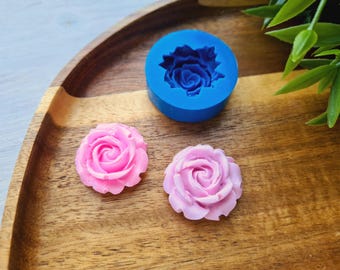 Può includere: Due pezzi di resina a forma di rosa rosa e uno stampo in silicone blu per realizzare rose in resina.