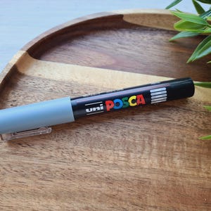 UNI Posca PC-1 M, grigio (37), Pennarello a base d'acqua, Pennarello colorato per superfici varie