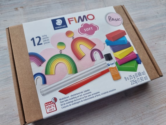 Set di pasta polimerica Fimo Soft con 9 colori 25 g., 1 flacone di vernice  lucida, 1 bastoncino da modellare, 1 foglio di lavoro per realizzare  gioielli e accessori -  Italia