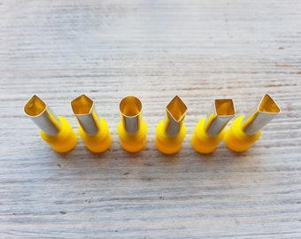 Set metalen uitstekers, 6 soorten - cirkel, druppel, ruit, vierkant, driehoek & vijfhoek, Ø ≈ 0.7cm-0.9cm (≈ 0.27-0.35 inch) + opbergdoos