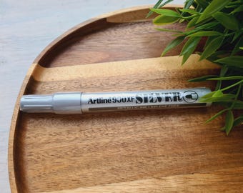 Artline 900XF Metallic Ink Marker, SILVER, 2.3MM, Ideal for decorating and writing on card, plastic, glass, metal or pottery.