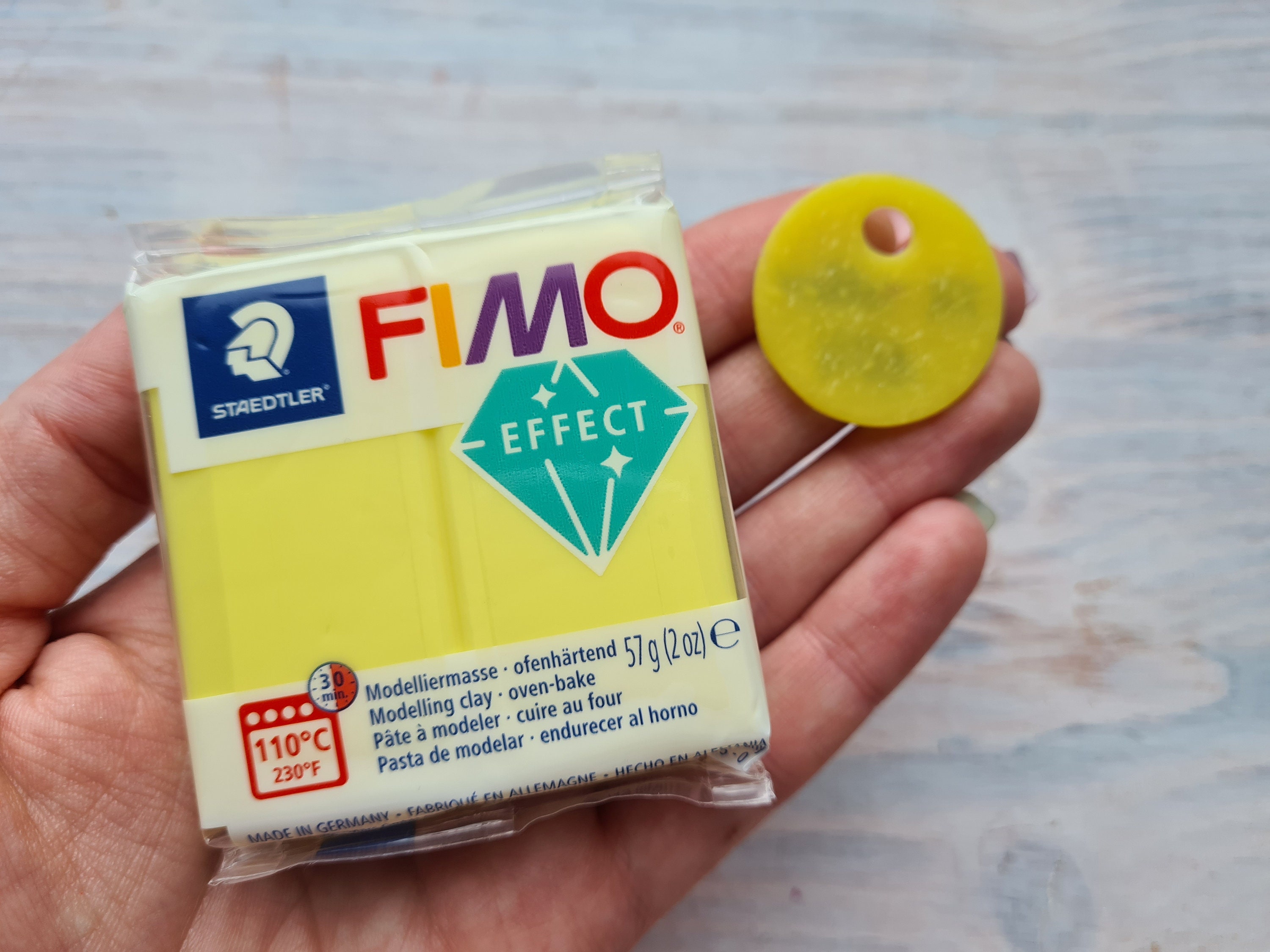 Fimo Effect arcilla polimérica 2 oz-amarillo translúcido