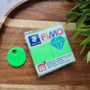 Peut inclure: Un paquet de pâte à modeler FIMO Effect de couleur verte. L'emballage est marqué du nom de la marque, du nom du produit et du poids de la pâte. La pâte est cuite au four et peut être utilisée pour une variété de projets d'artisanat.
