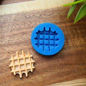 Silicone mold of Waffle, style 12, ~ Ø 2.7 cm, H:0.4 cm, Modeling tool for accessories, jewelry and home decor, Shape for polymer clay