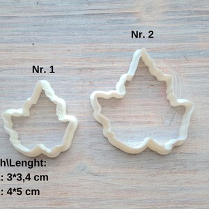 Puede incluir: Dos cortadores de galletas en forma de hoja de pl&aacute;stico blanco. El cortador m&aacute;s grande mide 10 cm de ancho por 12,7 cm de largo. El cortador m&aacute;s peque&ntilde;o mide 7,6 cm de ancho por 8,6 cm de largo.